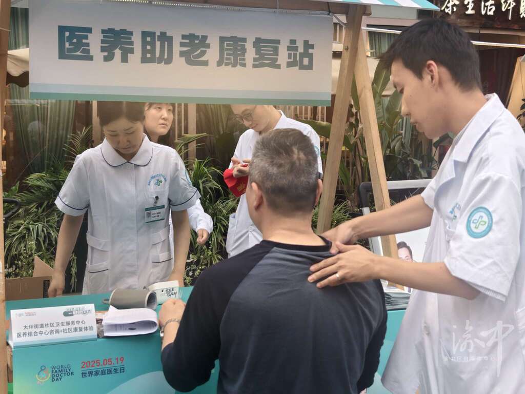 醫務人員為市民服務。