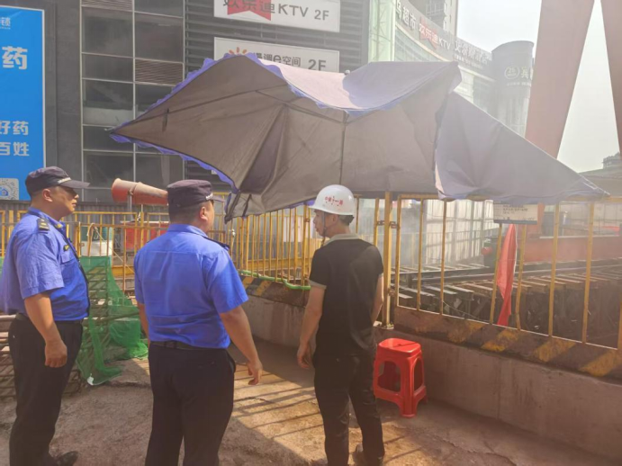 执法人员正在建筑工地检查。受访者供图