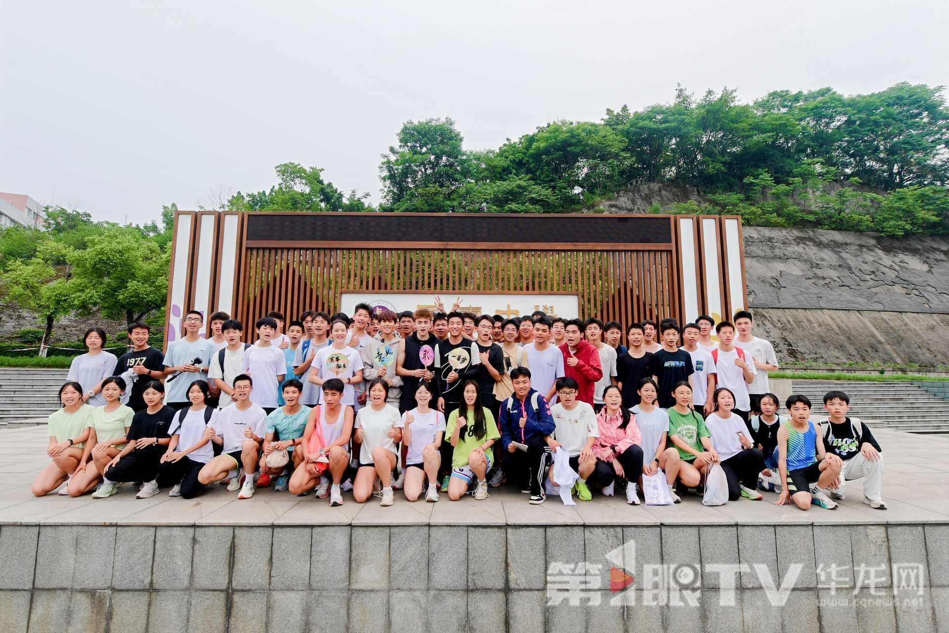 短跑名将们与长寿中学学子合影。第1眼TV-华龙网记者 舒婷摄