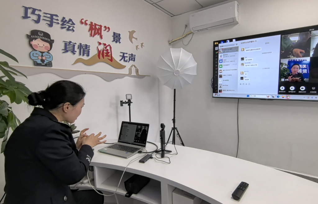 何巧通过网络视频系统“云上”服务外地聋哑群众。 警方供图
