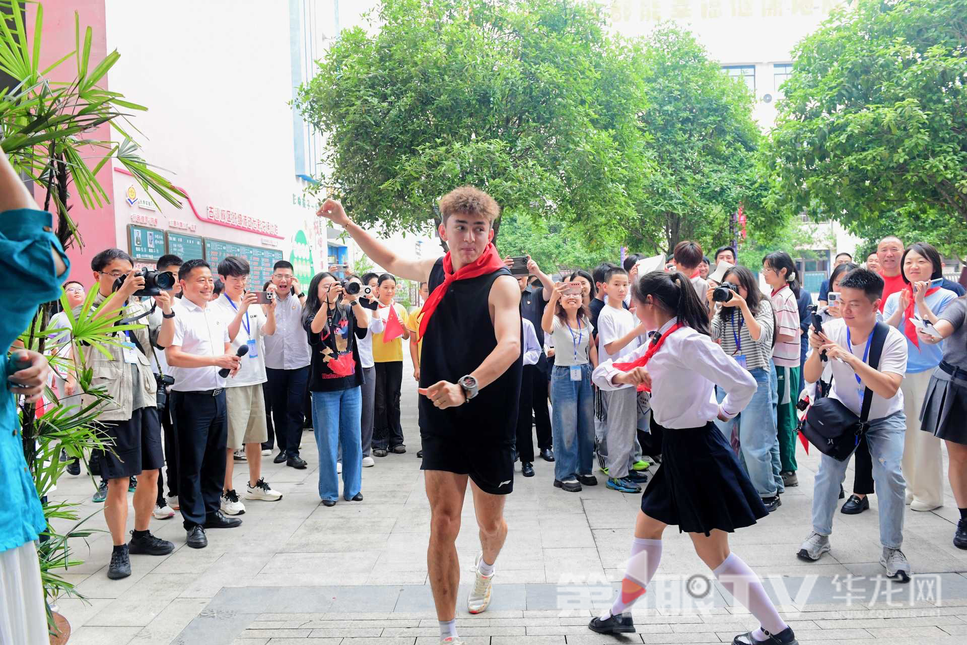 艾力西尔与长寿学子跳起新疆舞。第1眼TV-华龙网记者舒婷摄