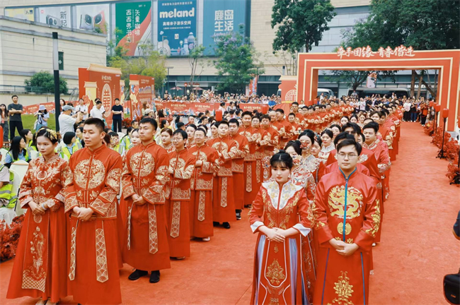 54对新人在大渡口公园许下终身誓言。大渡口区委宣传部供图