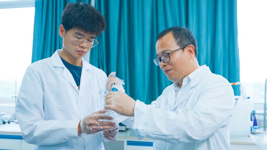 孙翰昌教授团队正在进行实验。受访单位供图