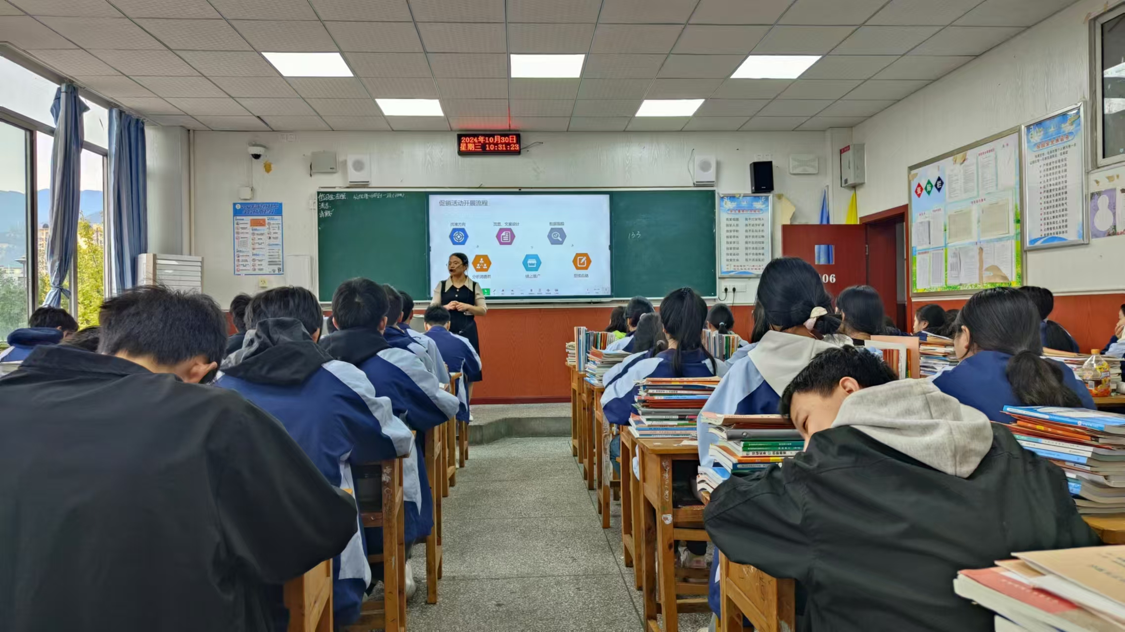 日常教學中的于春蘭。受訪者供圖