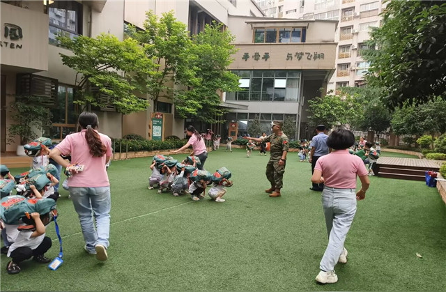 民兵隊(duì)員指導(dǎo)應(yīng)急疏散集合處有序利用。兩路街道辦事處供圖