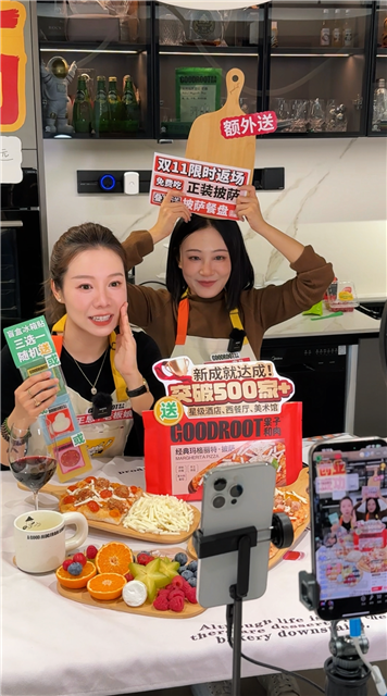 直播間內(nèi)主播正在進(jìn)行介紹。大渡口區(qū)委宣傳部供圖