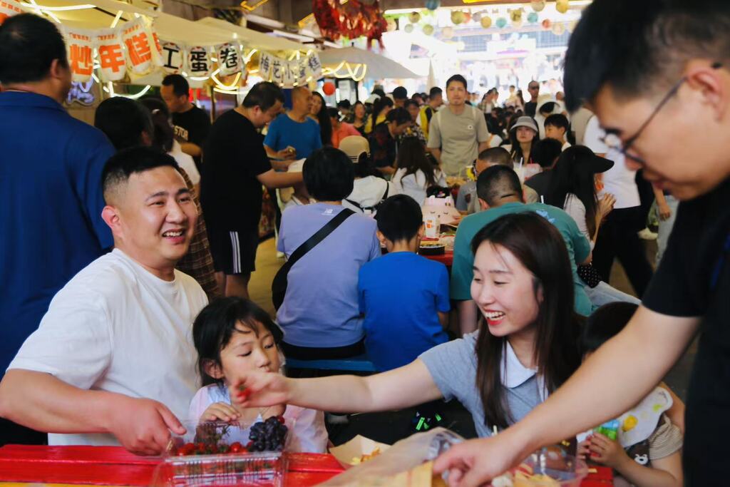 美心红酒小镇人流如织。受访者供图