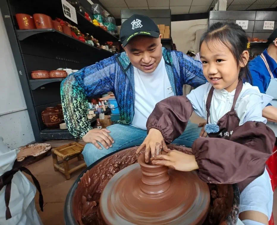 榮昌陶制作體驗。榮昌區文化旅游委供圖
