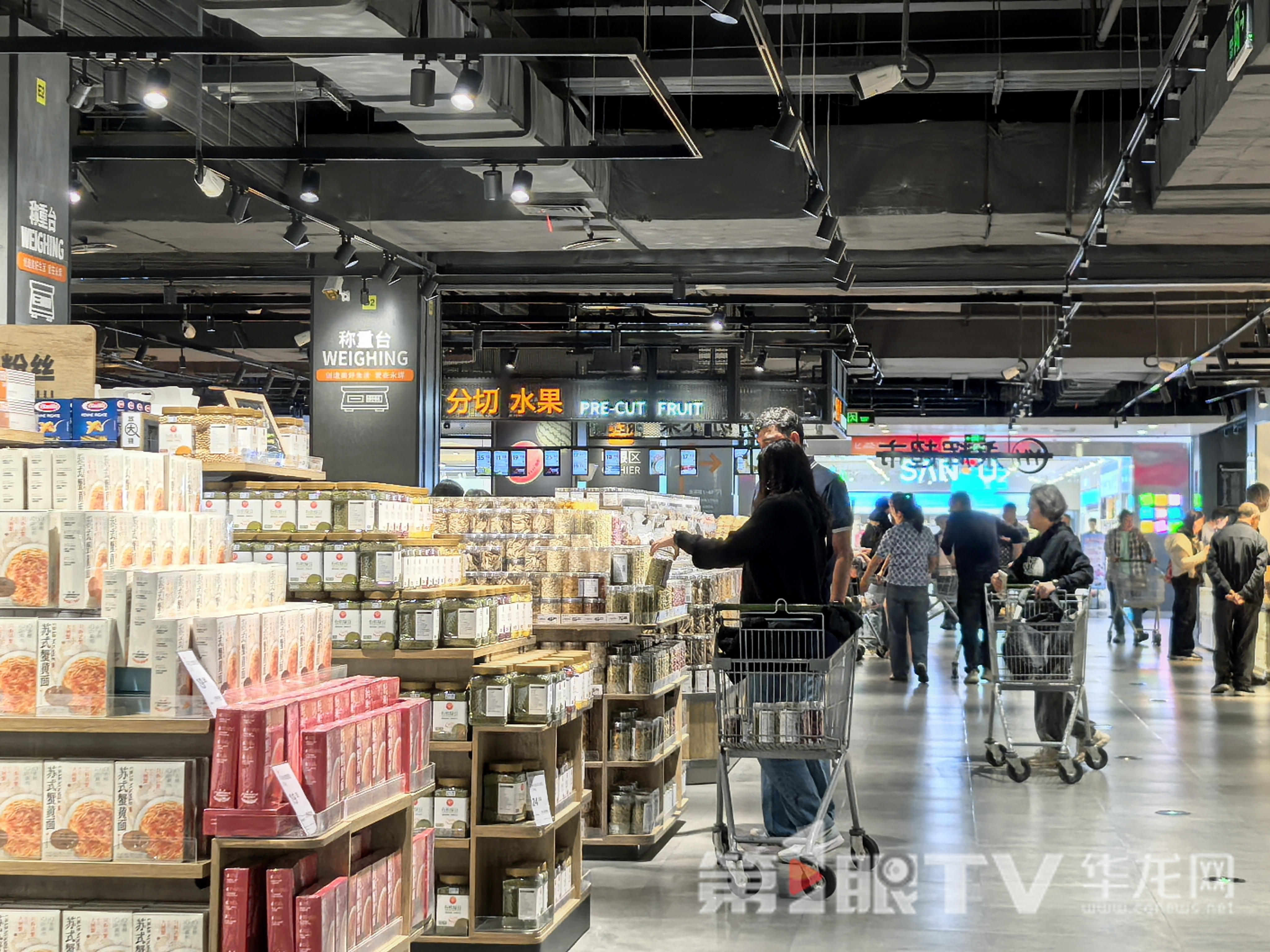 永輝超市渝北吾悅廣場店內,不少顧客正在選購商品。第1眼TV-華龍網 陳雨 攝