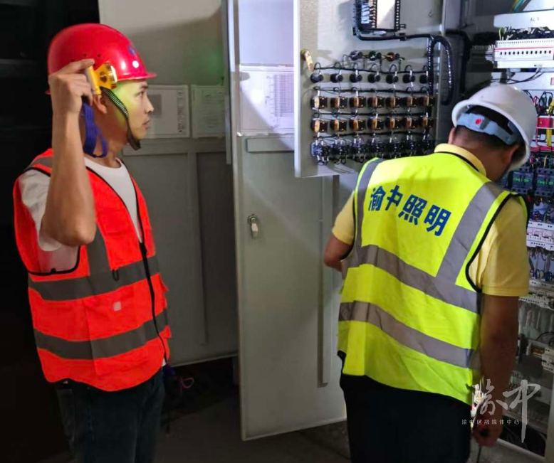 渝中“掌燈人”檢查燈具電力供應(yīng)情況。