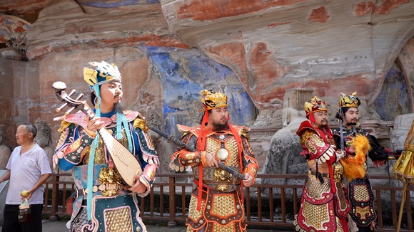 大足石刻景區(qū)內(nèi)神態(tài)各異的NPC吸引了不少游客。大足區(qū)委宣傳部供圖 第1眼TV-華龍網(wǎng)發(fā)