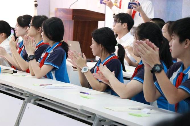 第一堂课 学生鼓掌