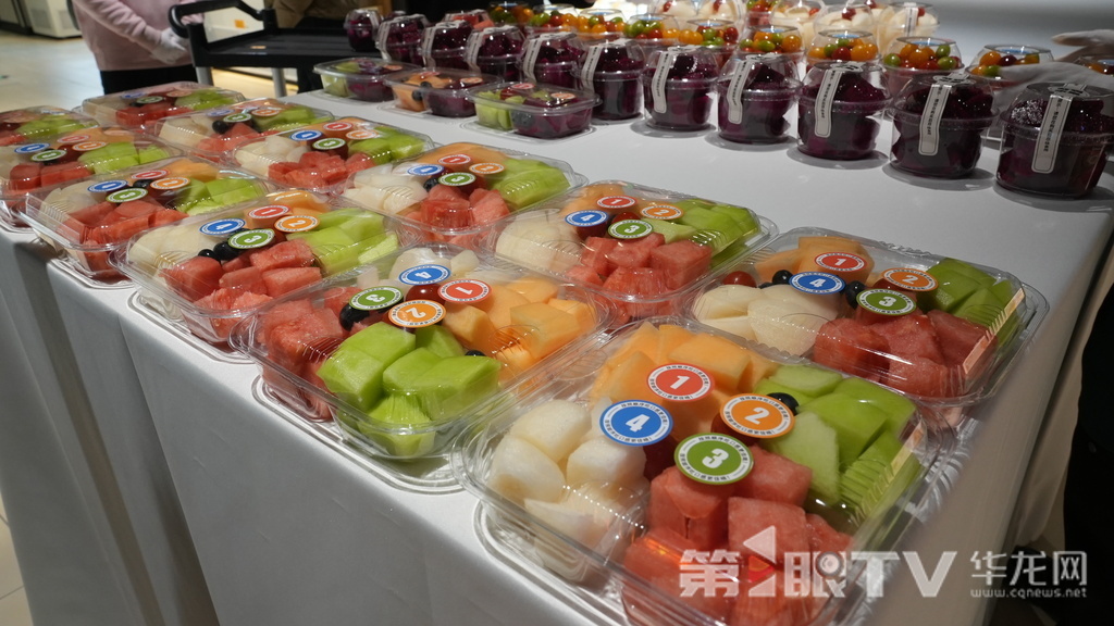 永輝超市渝北吾悅廣場店的鮮切水果根據保存時間給出了建議食用的順序。第1眼TV-華龍網 記者 陳洋 攝