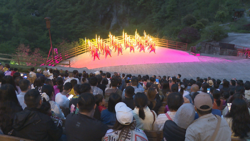 游客觀看演出現(xiàn)場。通訊員 王一竹 攝