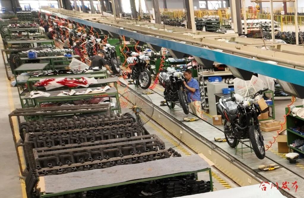 重慶津沙摩托車制造有限公司工人正在加緊生產。