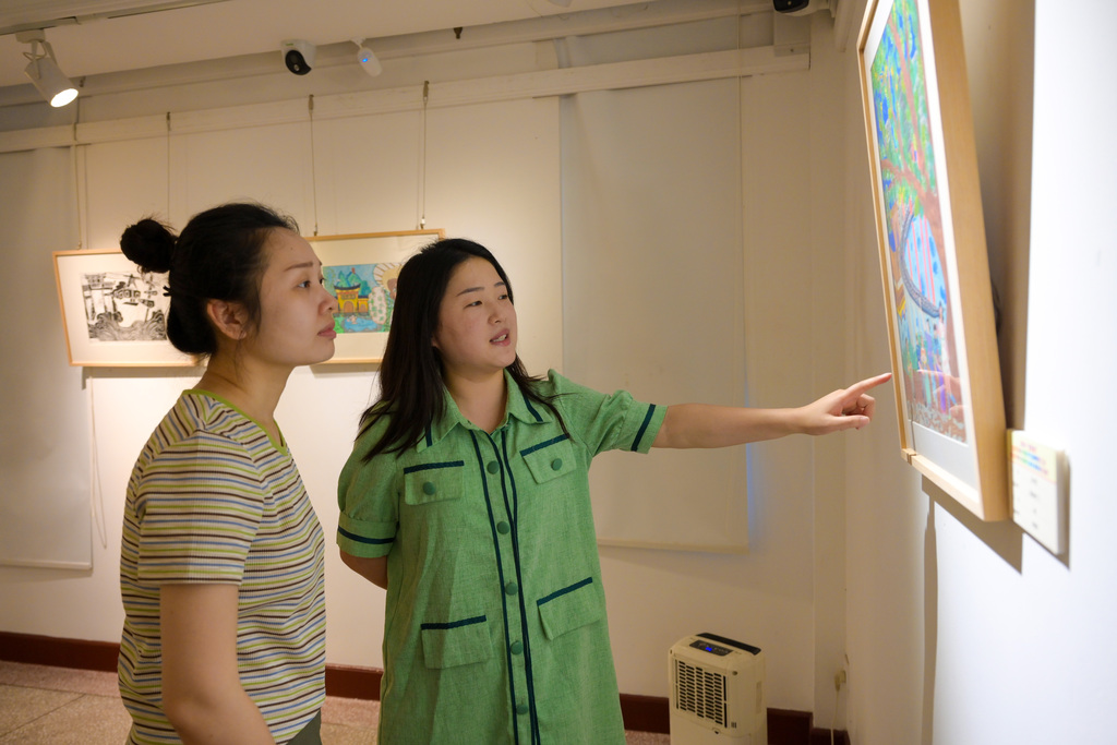 2025年5月20日,图为市民朋友参观2025“作孚杯”北碚区青少年美术作品展作品。记者 代宇航 摄 (4)