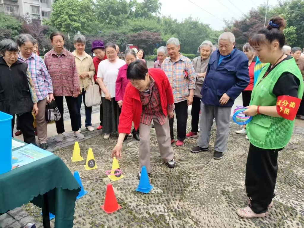 活动现场设置的多个趣味互动游戏区,吸引众多居民参加。受访者供图