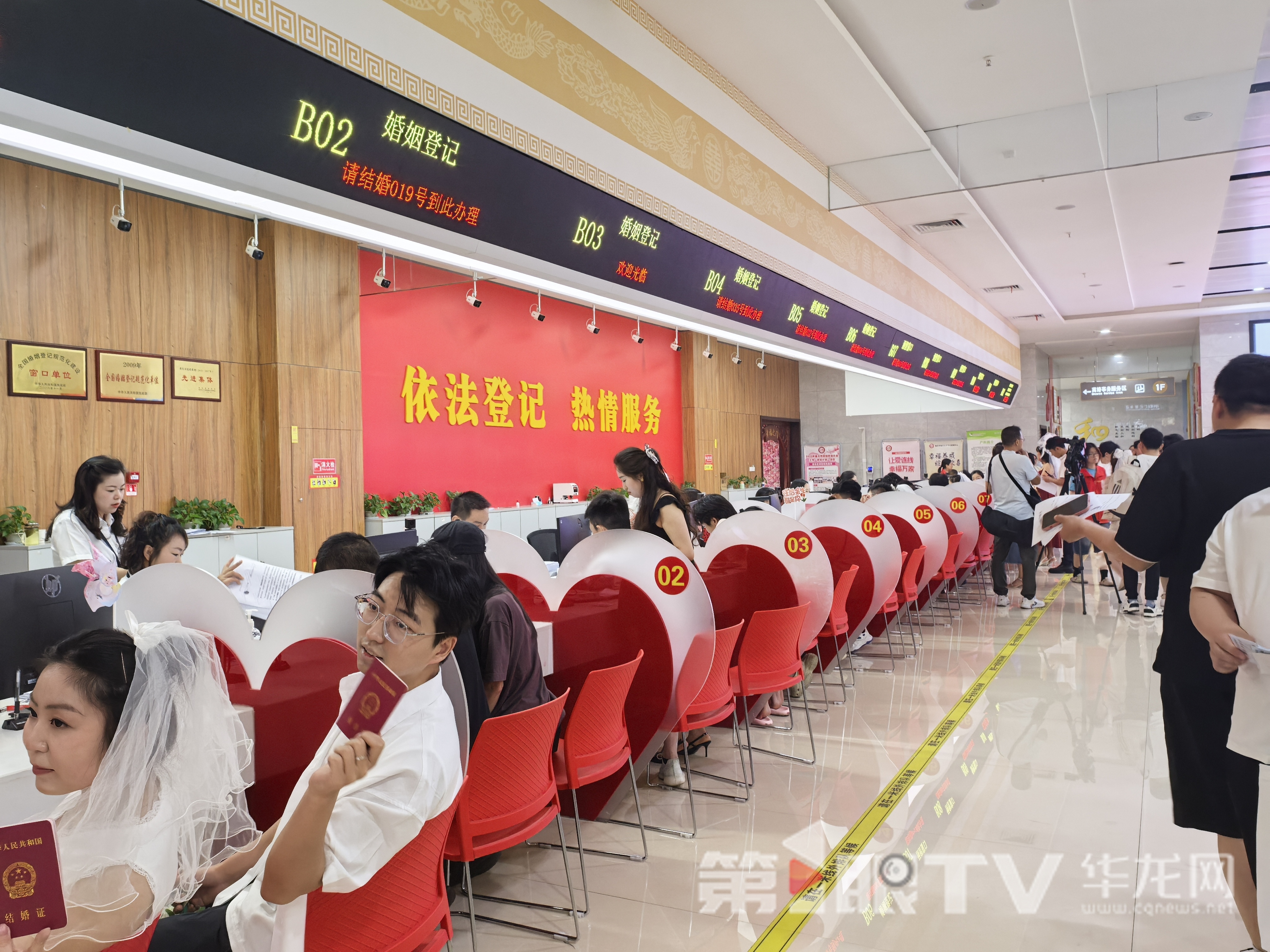準新人在登記柜臺辦理結婚登記。第1眼TV-華龍網 李舒 攝