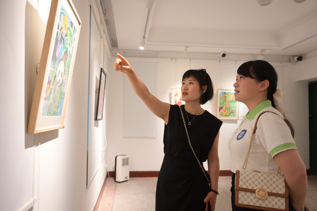 2025年5月20日,图为市民朋友参观2025“作孚杯”北碚区青少年美术作品展作品。记者 代宇航 摄 (5)