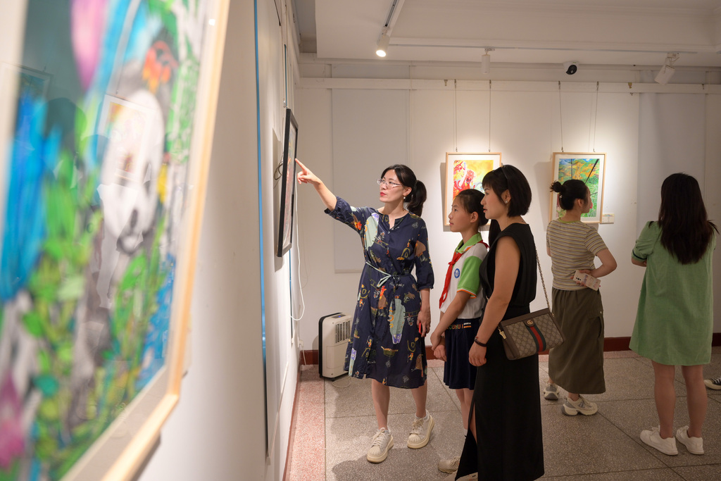 2025年5月20日,图为市民朋友参观2025“作孚杯”北碚区青少年美术作品展作品。记者 代宇航 摄 (9)