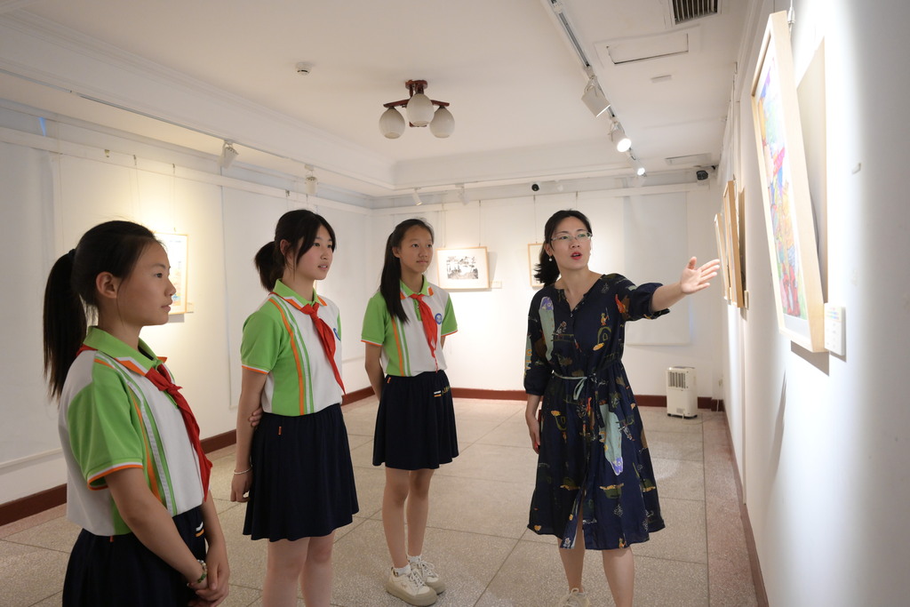 2025年5月20日,图为市民朋友参观2025“作孚杯”北碚区青少年美术作品展作品。记者 代宇航 摄 (1)