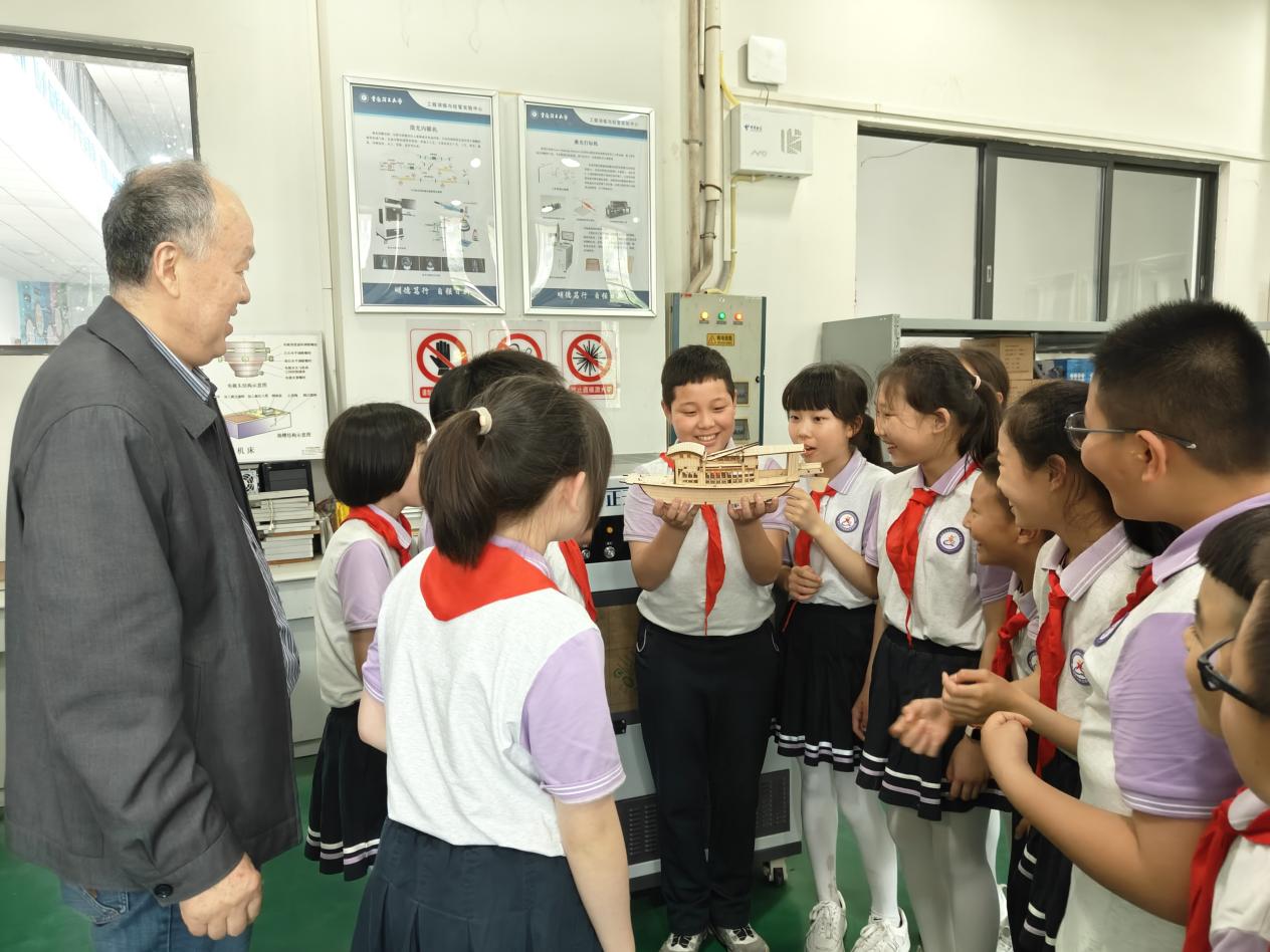 指导小学生用激光雕刻技术制作“红船”