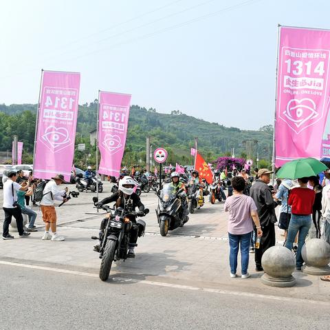 首發(fā)團(tuán)出發(fā)體驗(yàn)“1314”愛(ài)情環(huán)線。記者 王茜 攝