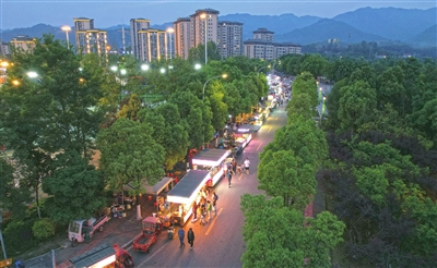 雙桂湖國家濕地公園,街邊夜市人氣火爆,吸引不少市民前往游玩、品嘗美食。記者 向成國 攝