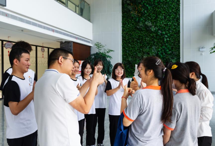 2021年9月14日,西南政法大学“法律有声”宣讲团走进重庆市远大印务有限公司开展党史宣讲手语交流活动