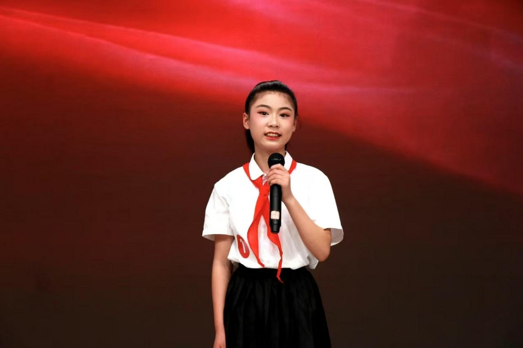 參賽選手帶來朗誦表演。梁平圖書館供圖