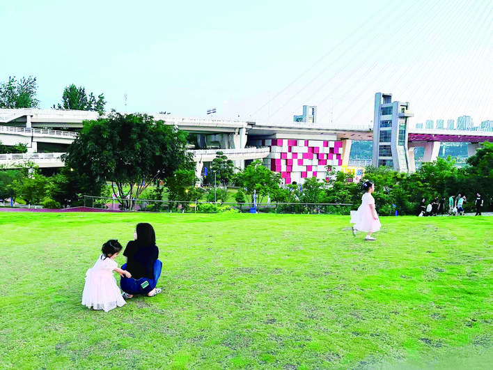 在公園草坪上，孩童們的歡聲笑語(yǔ)此起彼伏。