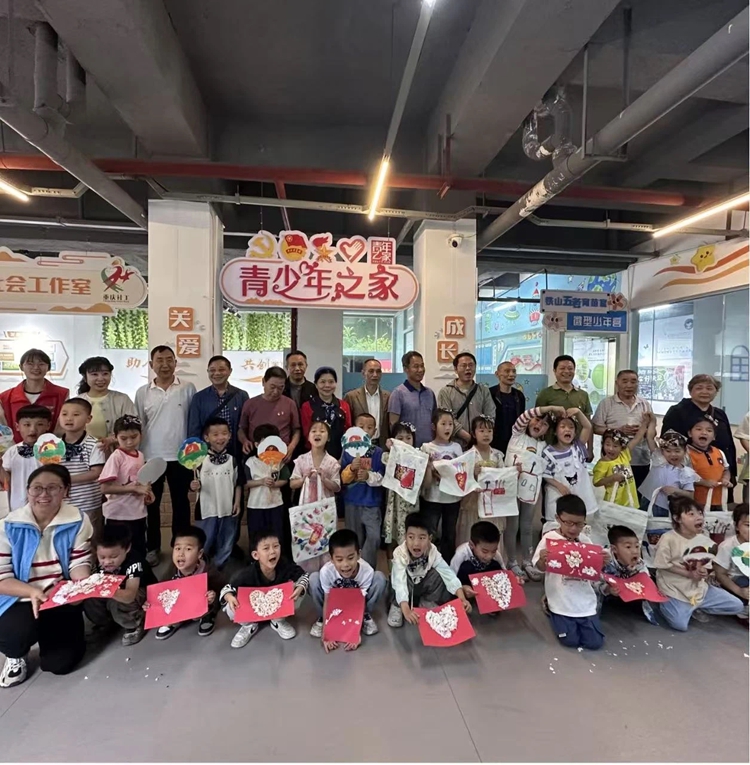 圖片3 “銀齡心向黨 傳承好家風(fēng)”主題活動(dòng)。鐵山坪街道供圖 第1眼TV-華龍網(wǎng)發(fā)