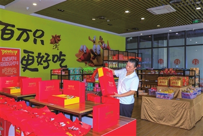 梁平張鴨子(梁平南站店),市民在選購鹵烤鴨。記者 熊偉 攝