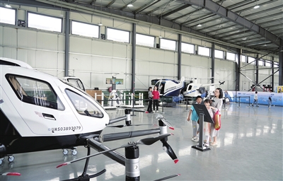 梁平機場,游客在參觀低空飛行器。記者 向成國 攝