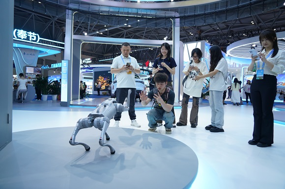 北碚展廳內(nèi)，科技感十足的機(jī)器狗表演成為人氣熱點(diǎn)。  通訊員 齊宏 攝