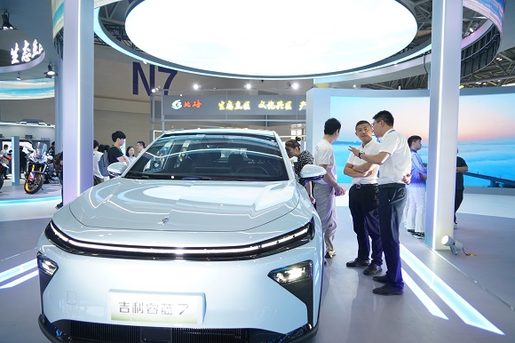 在北碚展廳內(nèi)最顯眼的位置，由睿藍(lán)汽車推出的新能源汽車睿藍(lán)7同樣備受矚目。  通訊員 齊宏 攝