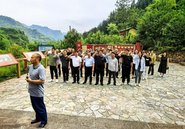 重溫入黨誓詞。通訊員 李曉衛 攝