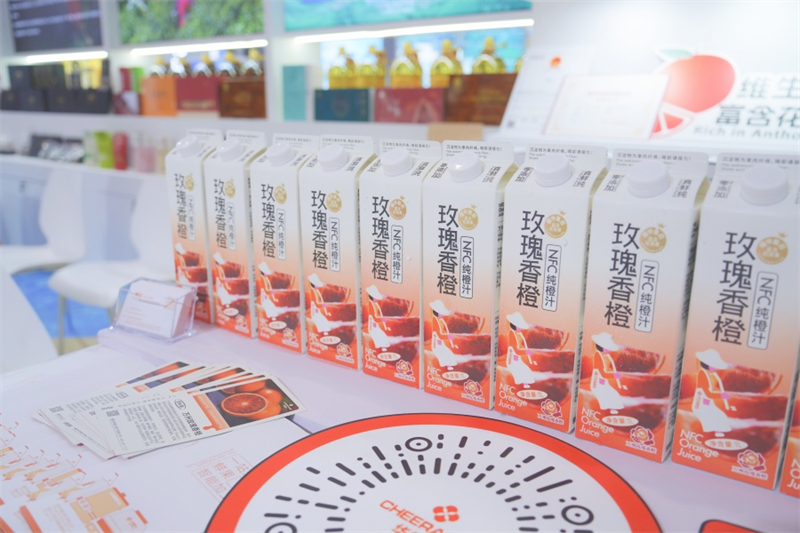 近年來，萬州將玫瑰香橙“吃干榨凈”，研發生產多個衍生產品。劉磊 攝