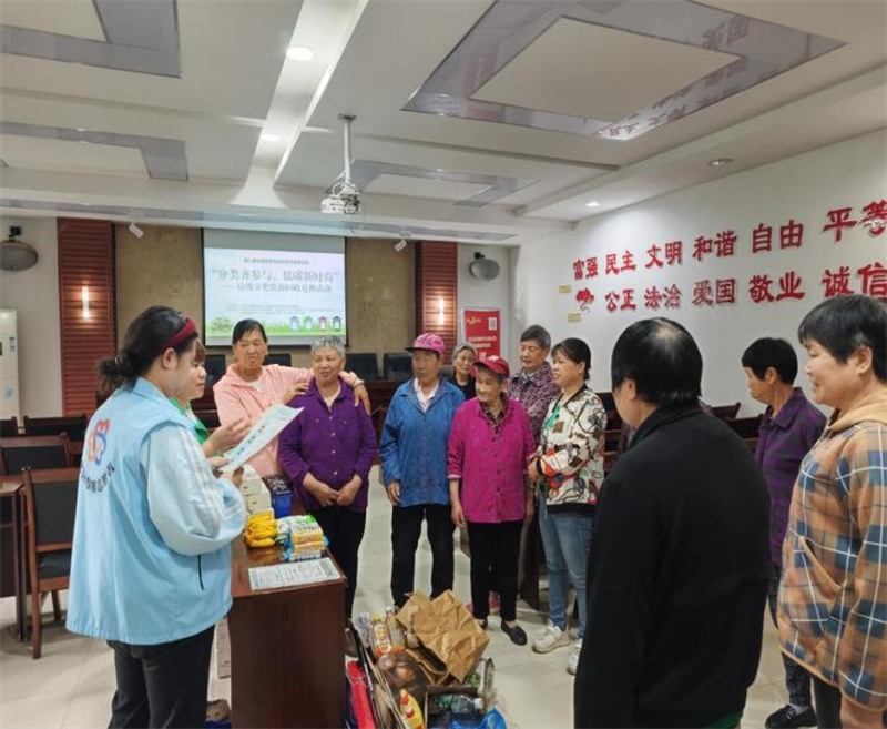 “分類齊參與，低碳新時尚”為主題的垃圾分類資源回收兌換活動。鐵山坪街道供圖 第1眼TV-華龍網(wǎng)發(fā)
