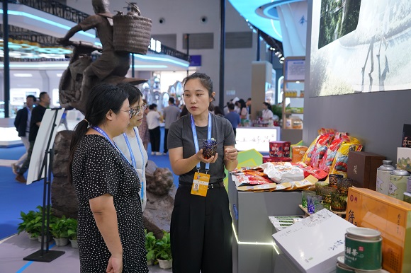 北碚特色產(chǎn)品吸引眾多市民前來參觀。 通訊員 齊宏 攝