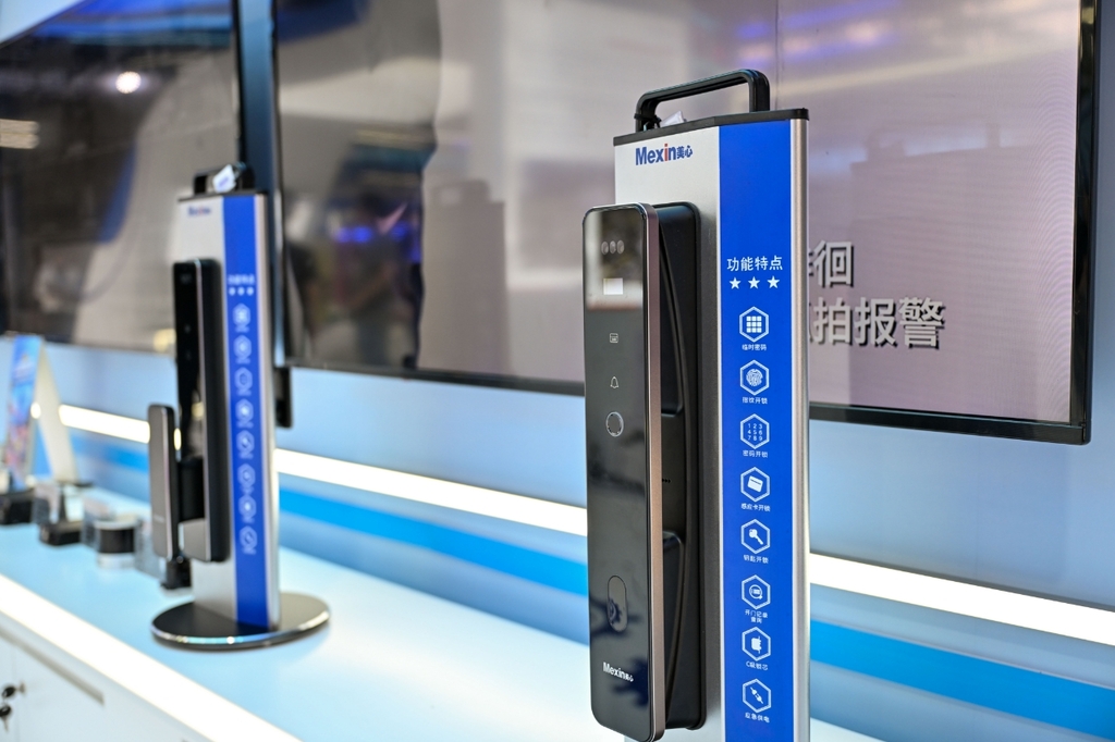 现场展示的智能门锁。受访者供图
