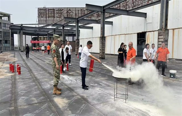 滅火器實操。兩路街道辦事處供圖