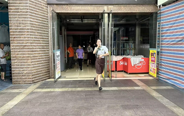 商場人員有序疏散。兩路街道辦事處供圖