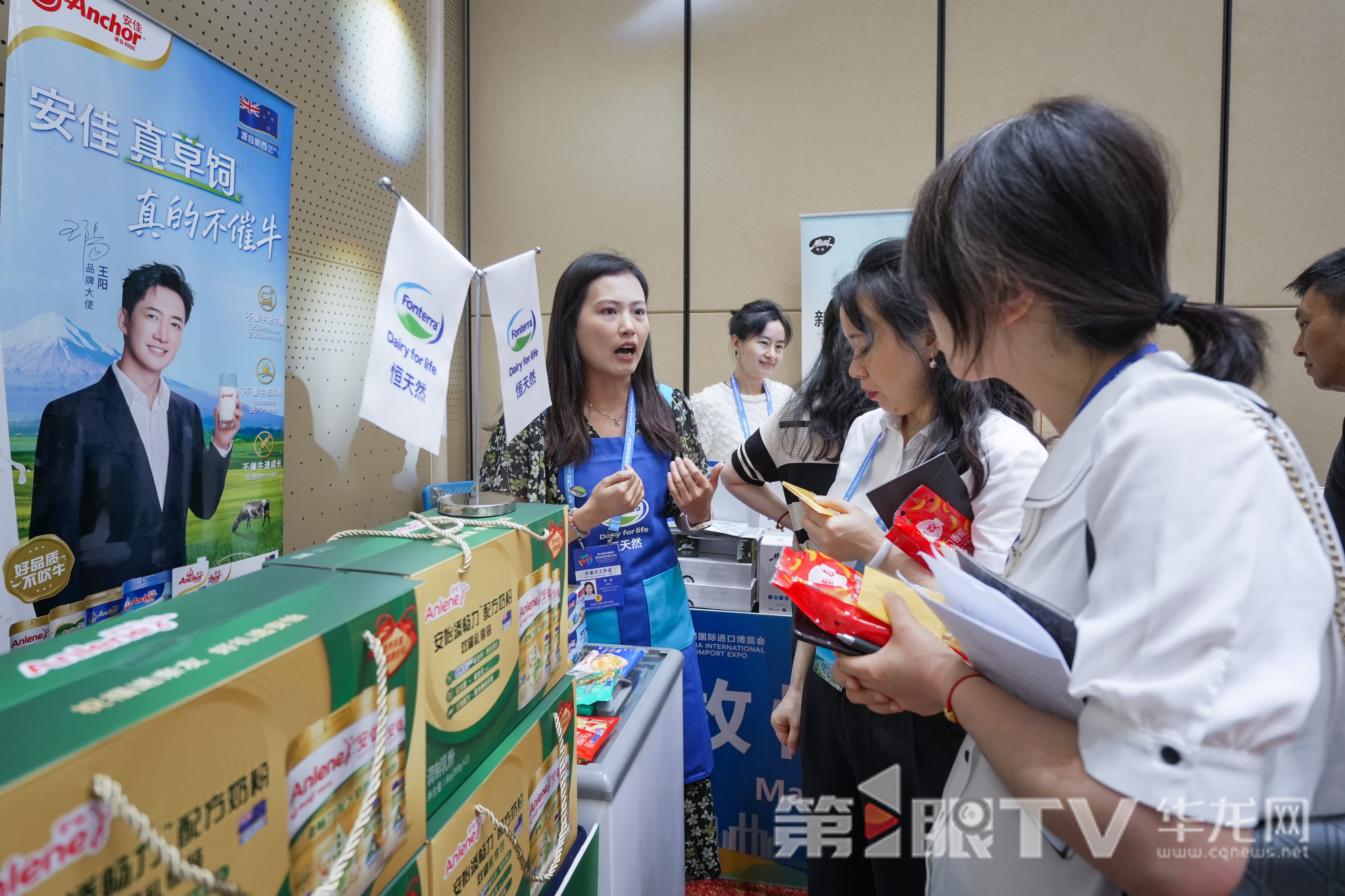 展商现场对接。第1眼TV-华龙网记者 李一鸣 摄