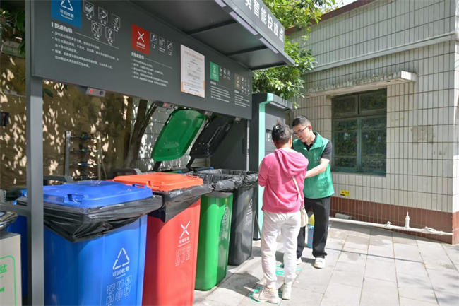 居民在指導下進行垃圾分類。江北區(qū)委宣傳部供圖 第1眼TV-華龍網(wǎng)發(fā)