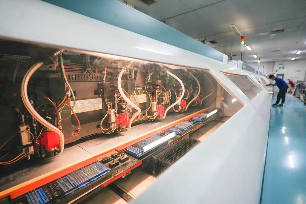 重慶方正機械鉆孔車間。西永微電園供圖