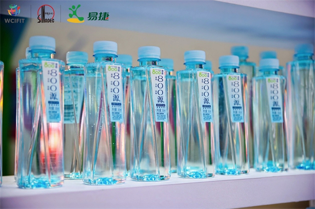“800源”飲用水。華渝產(chǎn)業(yè)集團(tuán)供圖 第1眼TV-華龍網(wǎng)發(fā)