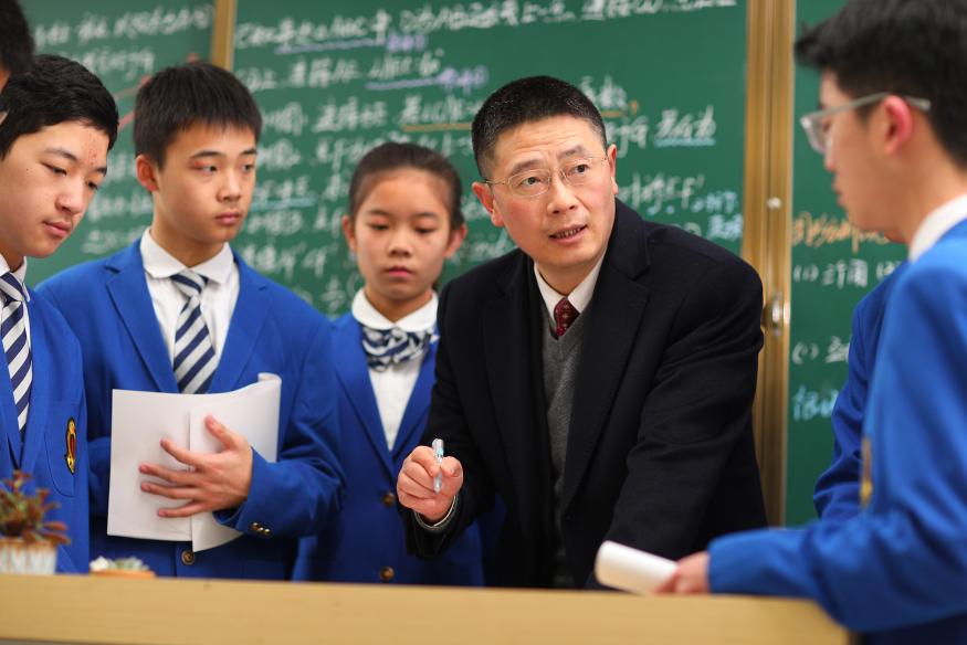 费春斌书记躬耕教学一线