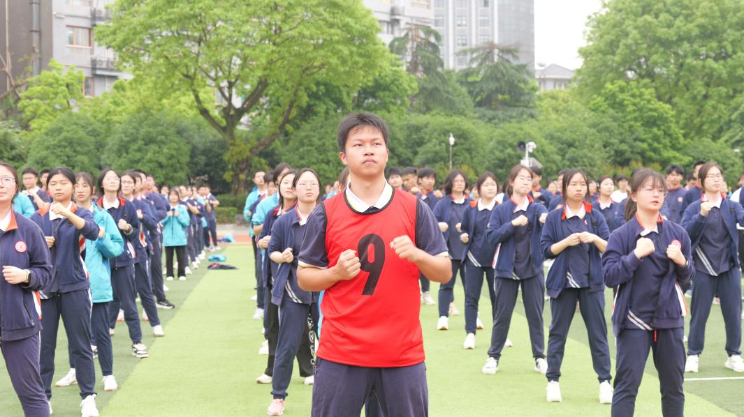 操场上朝气蓬勃的青春气息