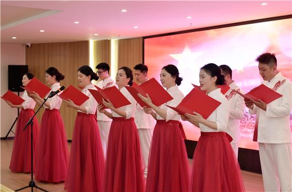 重慶市第十三人民醫院代表隊演唱《紅旗飄飄》。通訊員 王婷 攝